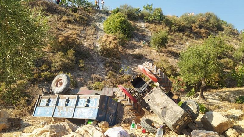Gaziantep’in Nizip İlçesi’nde Traktör Şarampole Yuvarlandı…2 Ölü, 5 Yaralı