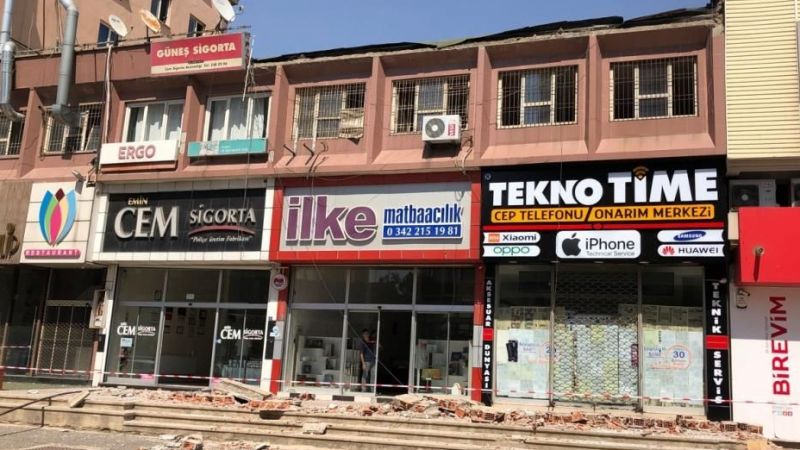 VİDEO HABER- Gaziantep’te Faciadan Dönüldü. İş Merkezinin Çatısı Çöktü