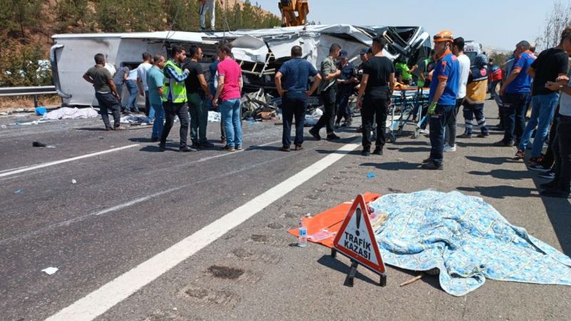 Son Dakika…Gaziantep Nizip yolunda feci kaza! Kazada 2 gazeteci olmak üzere toplam 15 kişi hayatını kaybetti, 22 kişide yaralandı !
