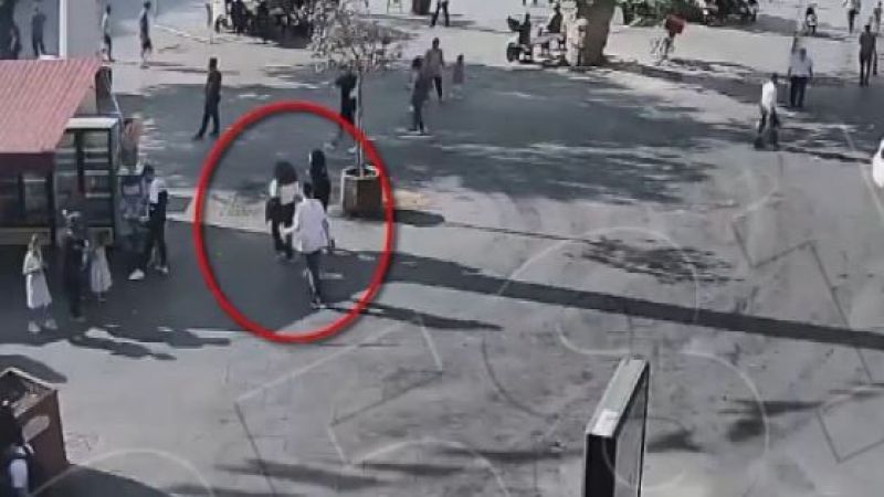 Burası Gaziantep. Önce yanaştı, sonra cep telefonlarını böyle çaldı VİDEO HABER