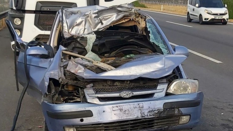 Gaziantep otoyolunda ölümlü feci kaza! Otomobil tıra arkadan çarptı: 2 ölü, 2 yaralı
