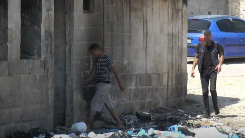 Gaziantep’te metruk binada güpegündüz uyuşturucu ticareti pes dedirtti…  Uyuşturucu ticareti anları kameralara yansıdı…TIKLA İZLE