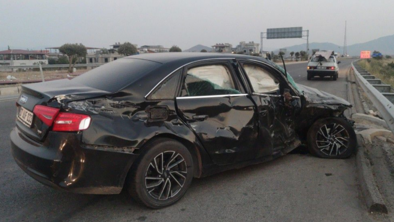 Gaziantep’te Işık İhlali Kazaya Yol Açtı! 1 kamyonet ile otomobil çarpıştı: 3 yaralı
