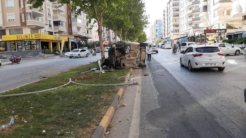 Gaziantep’te, otomobil refüje çıkıp aydınlatma direğine böyle  çarptı TIKLA İZLE