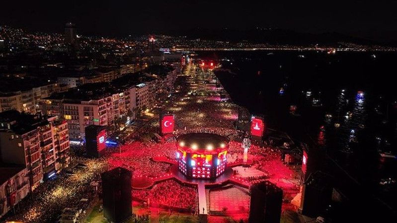 Ceylan Ertem’den ‘Tarkan’ paylaşımı: Konser iptal ettiren yobazlar, naber?