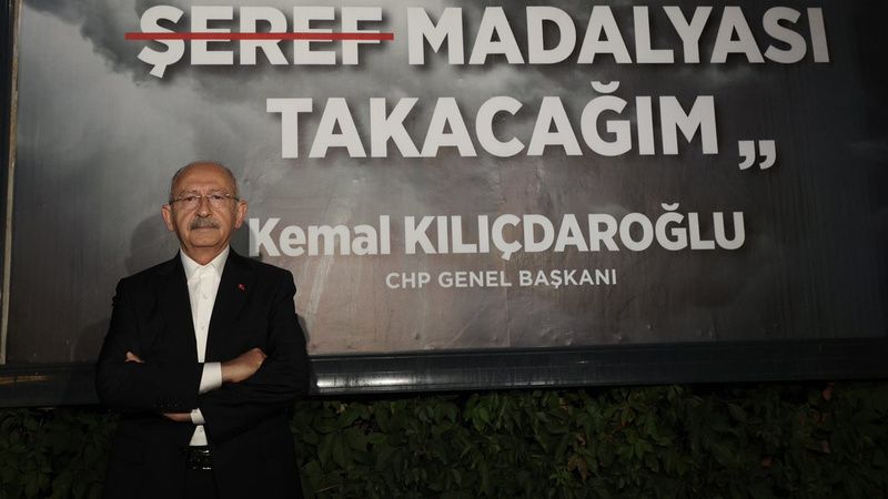 Kemal Kılıçdaroğlu Malatya’da aleyhindeki afişin önünde poz verdi