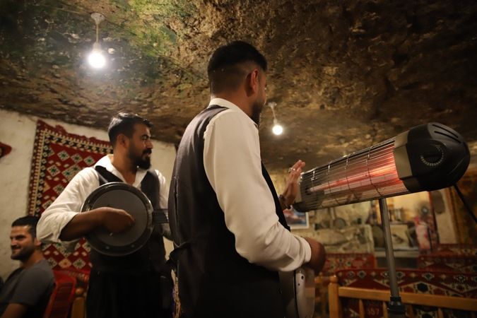 Bunaltıcı sıcaklarda bu mağarada battaniye ve sobayla ısınıyorlar