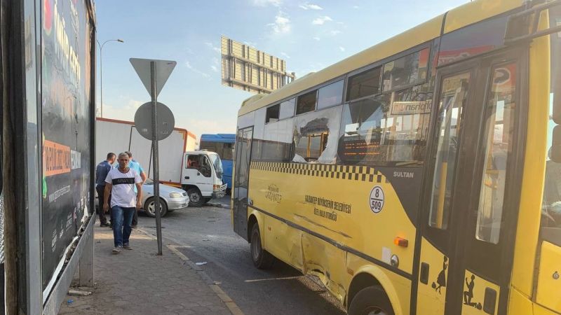 Kamyonet ile halk otobüsü çarpıştı: 1 yaralı