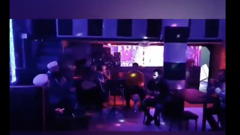 Gaziantep’te Bir tarikata bağlı tebliğciler, pavyon ziyaret etti, sahnede dua etmeye başladı…. Tebliğci Ne Demek? VİDEO HABER