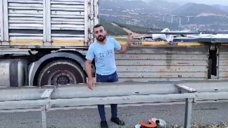 Gaziantep’te Şiddetli Rüzgarın Etkisi: TIR’ın Dorsesindeki Konteyneri Uçurdu