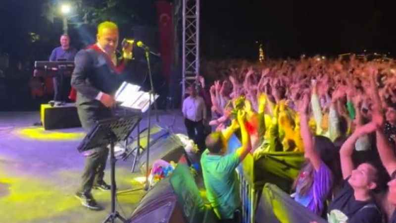 Ferhat Göçer’in Gaziantep Konseri: Sevenleriyle Beraber Şarkılarına Ses Verdi!