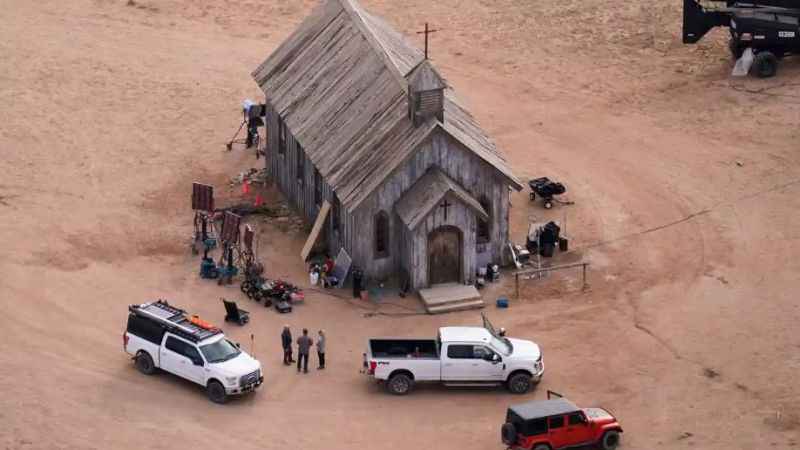Rust filmindeki dehşet kaza aydınlanıyor: Alec Baldwin’in filmindeki silah süpervizörü, delilleri kurcalamakla suçlandı