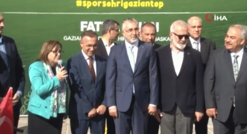 Gaziantep’te Öğretmenlere bisiklet dağıtan Bakan Işıkhan’ın Fatma Şahin’den bisiklet talebi güldürdü