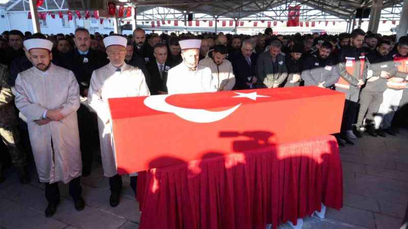 Gaziantep’te şehit cenazesinde yürek yakan anlar… Şehit Babasının Tabuta Sarılma Anları Yürekleri Dağladı