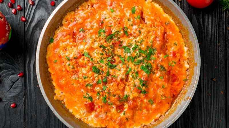 Menemen bu teknikle piştiğinde daha lezzetli hale geliyor! 40 yıllık aşçı pişirirken içine iki dilim…