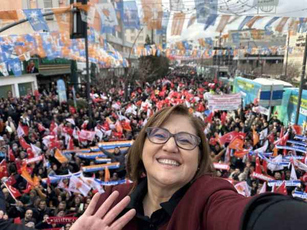 Fatma Şahin’den miting gibi seçim irtibat ofisi açılışı