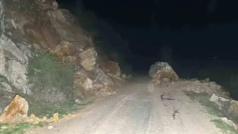 Tokat’ta Deprem sonrası heyelan yolu kapattı, heyelan ve deprem anı anbean kaydedildi