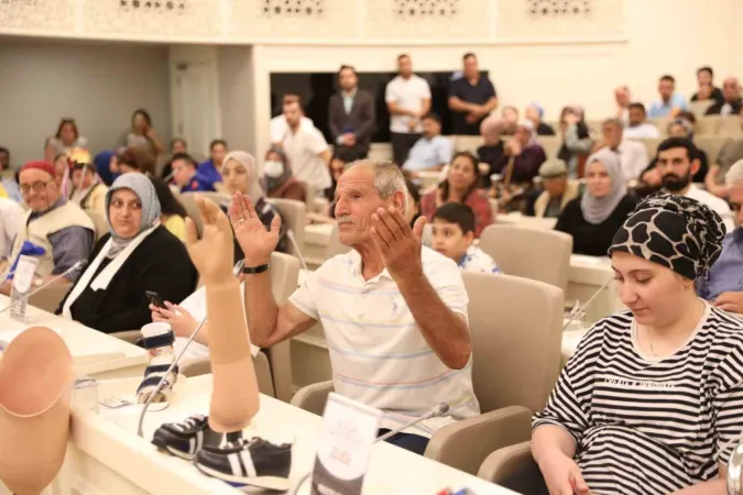 Depremzede vatandaşlarla bir araya gelen Şahin gözyaşlarını tutamadı