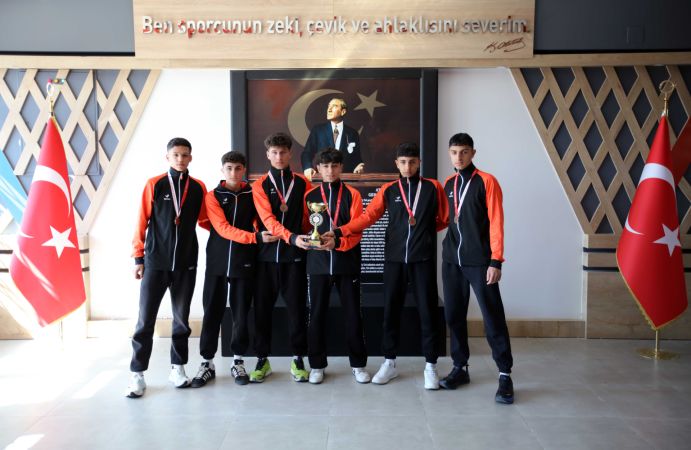 Adil Sani Konukoğlu Spor Lisesi Atletizm Erkek Takımı Türkiye Üçüncüsü Oldu