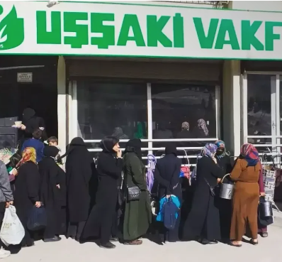 Vatandaşlar Yardımlar İçin Kuyrukta