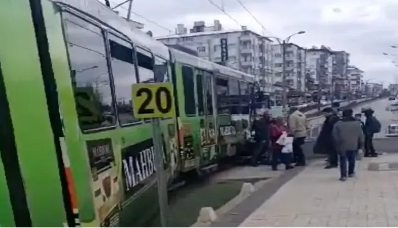 Gaziantep Üniversitesi Kavşağı’nda Tramvay Kazası! Yolcular Büyük Panik Yaşadı