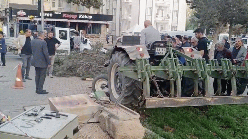 Nizip’te Feci Kaza: Servis Minibüsü ile Traktör Çarpıştı, Şans Esiri Kurtuluş!