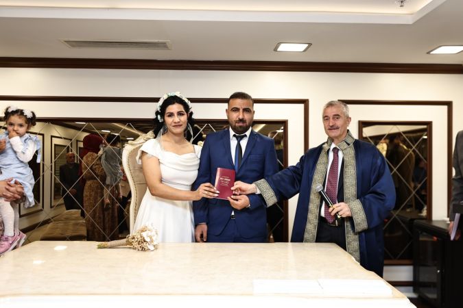 Başkan Tahmazoğlu’ndan yeni evlenecek çiftlere sürpriz