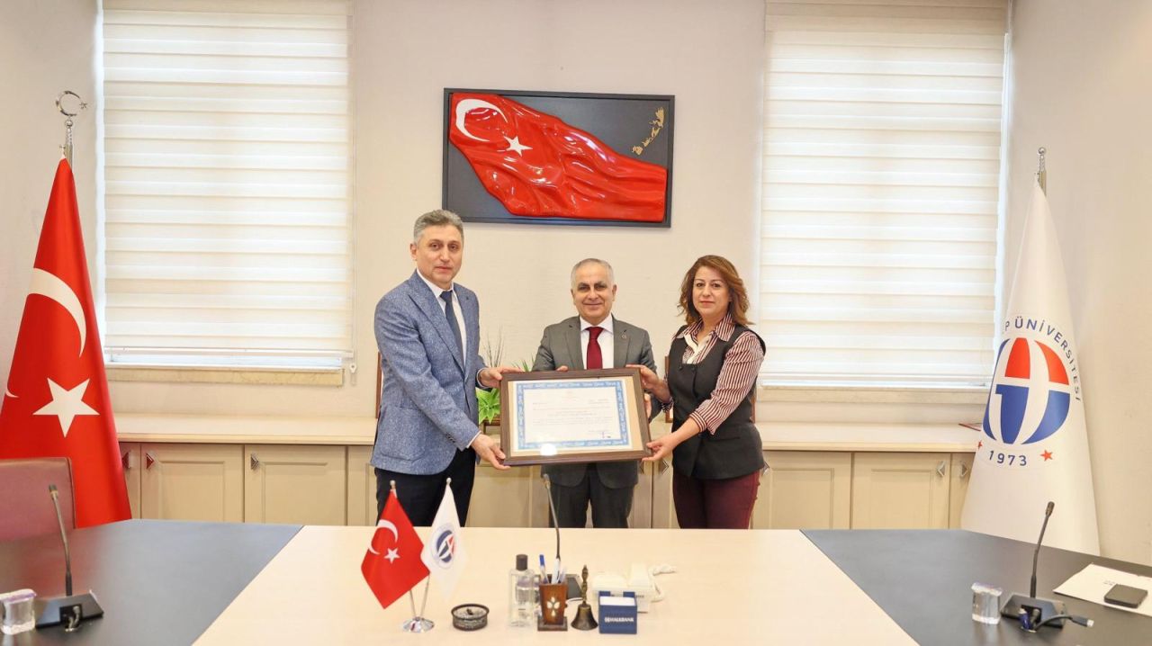 Gaziantep İl Sağlık Müdürlüğü – Gaziantep İl Sağlık Müdürlüğü’nden Gaziantep Üniversitesi’ne Beslenme Dostu ve Fiziksel Aktiviteyi Destekleyen İş Yeri Belgesi